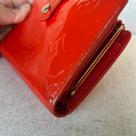 Louis Vuitton LV Red Vernis Kisslock Compact Wallet - Picture 7 of 7